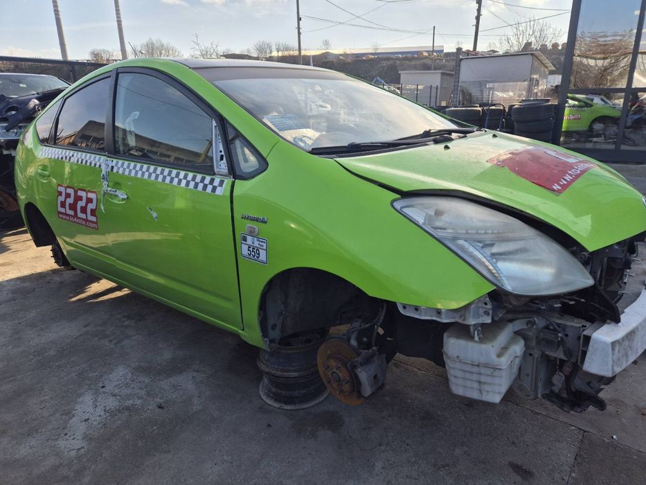 Продавам Тойота приус на части