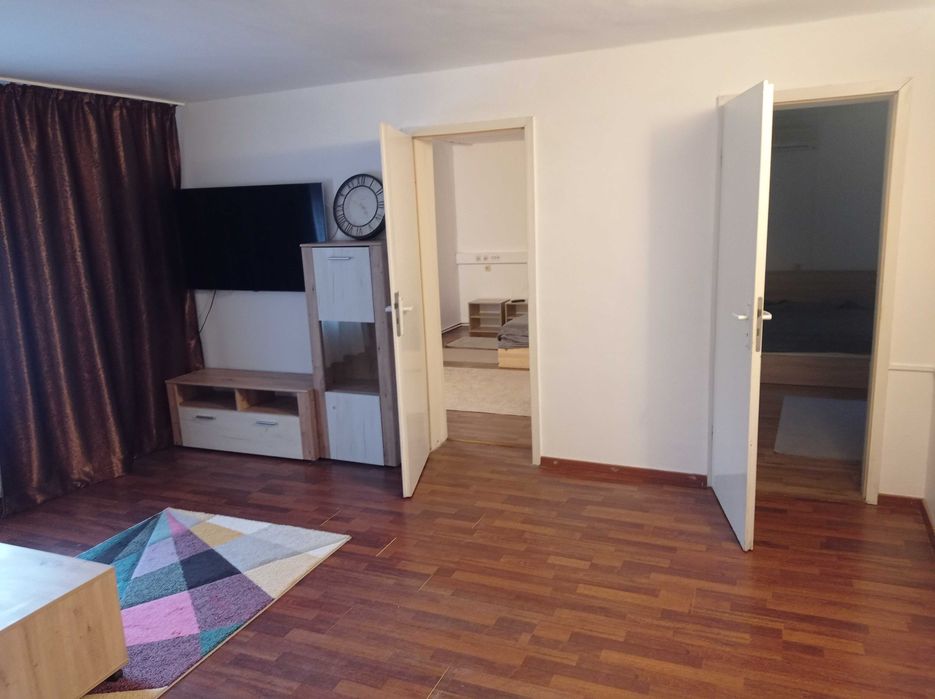 Persoana fizică închiriez casă 3 camere in zona Bălcescu