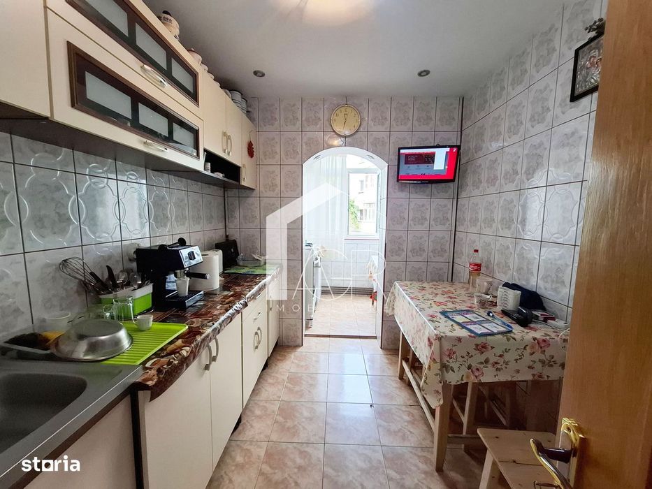 Apartament cu 3 camere, decomandat, zona Mihai Bravu