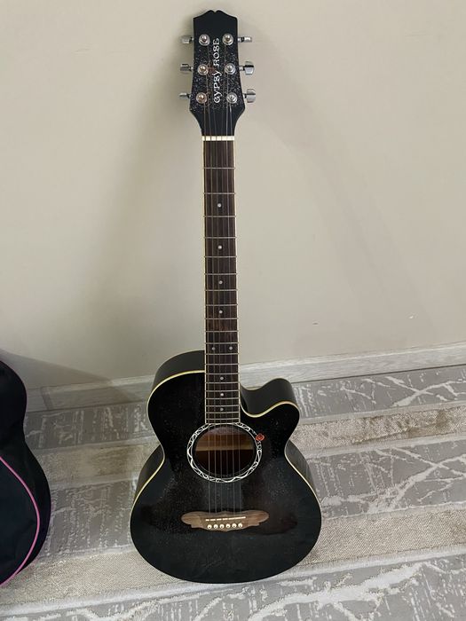 Продам гитару б/у дарили на др