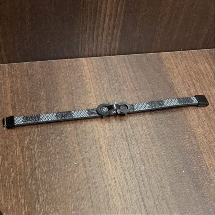 Продам браслет ferragamo