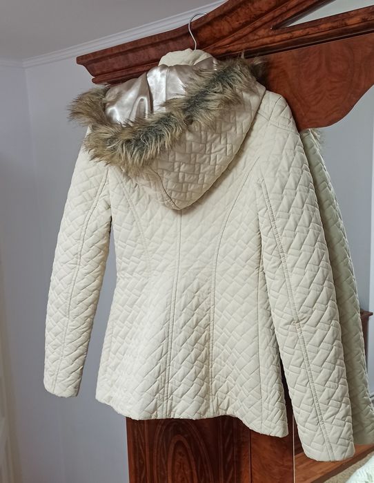 Geacă crem, glugă detașabilă, elegantă