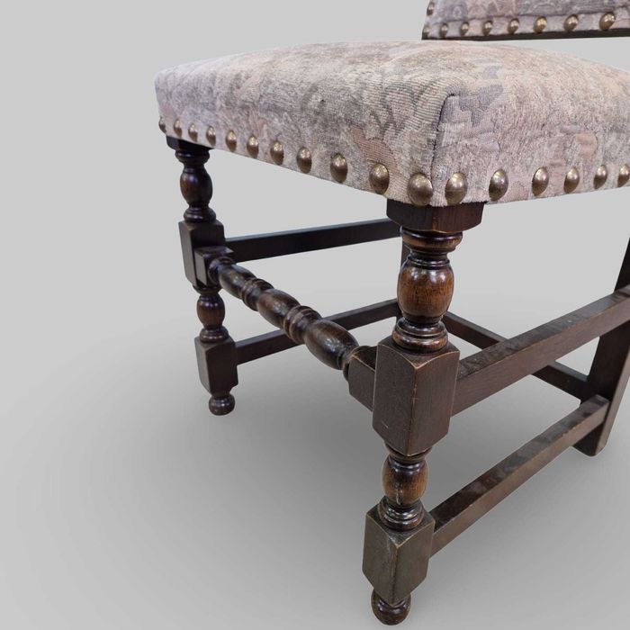 7 броя столове с масивна конструкция и текстилна дамаска