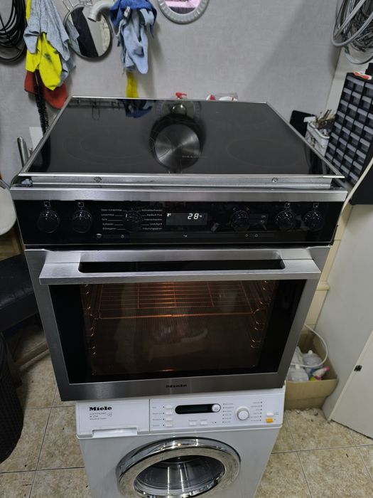 Фурна с котлони Miele H6160E - 76литра  с функция пара.