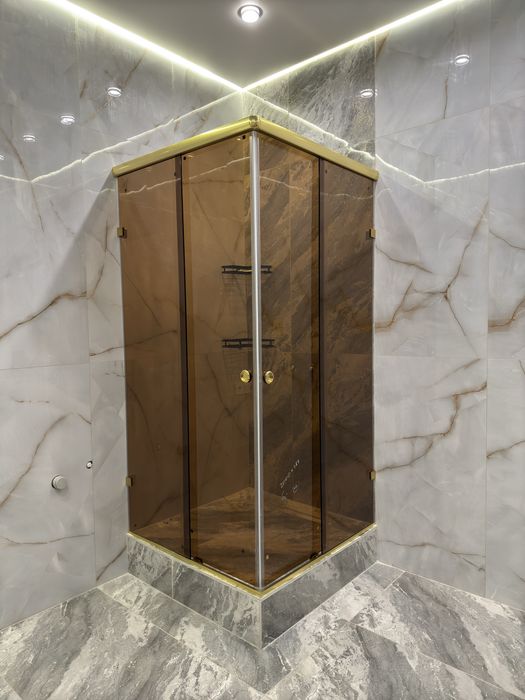 Душевые перегородки из каленного стекла.