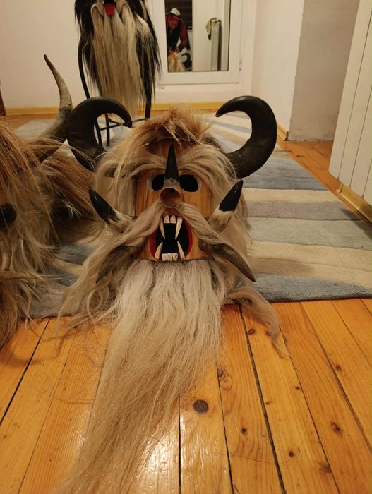 Черепи опашки маски рога