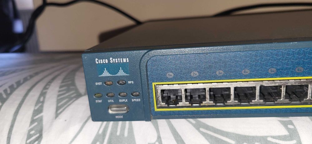 CIisco CATALYST 2950 Sserie Switches porneste nu stiu mai mult de el (a fost dat jos un cular de pe el ) se vinde cum se vede