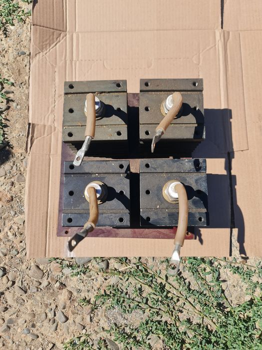 Diode redresoare de mare putere, montate pe radiatoare de aluminiu.