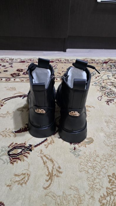 Продам женские ботинки