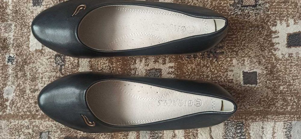 Продам обувь для девочки новая