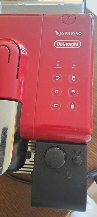 Кафемашина Delonghi EN 550 Lattissima Touch Nespresso система