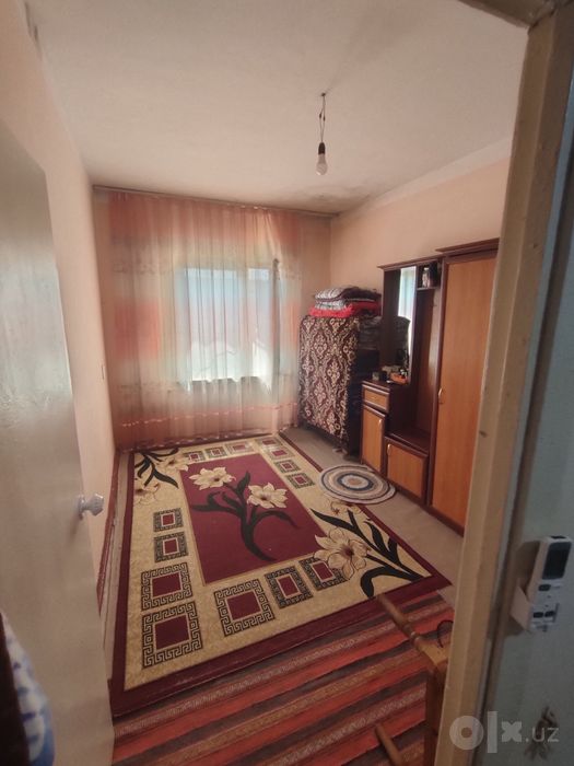 Uy sotiladi srochna bekobod 52 dom 3 xonali