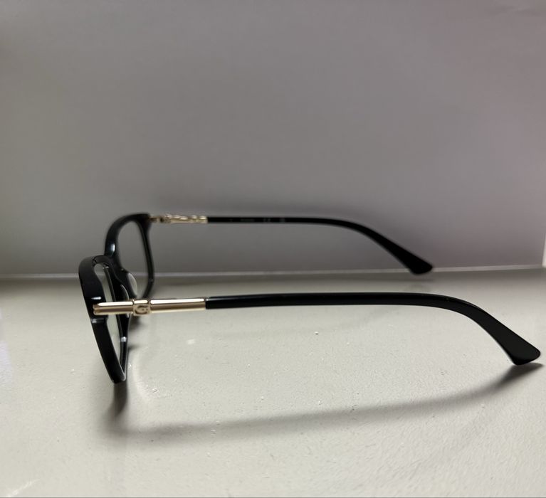 Vand ochelari cu protectie guess noi. Au toc din piele . Excenlenti pentru calculator sau telefon .