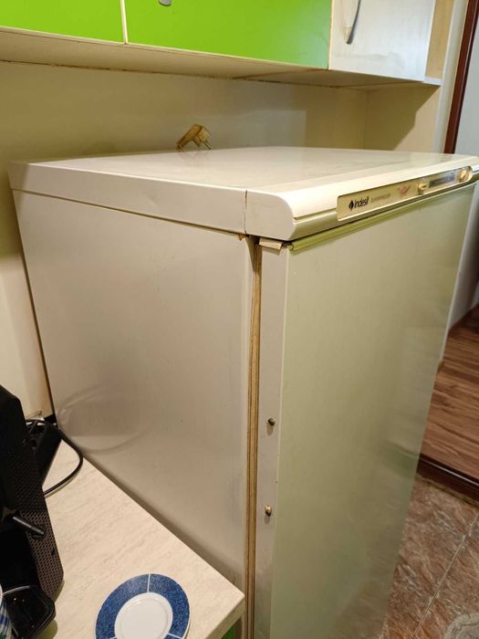 Продавам фризер Indesit