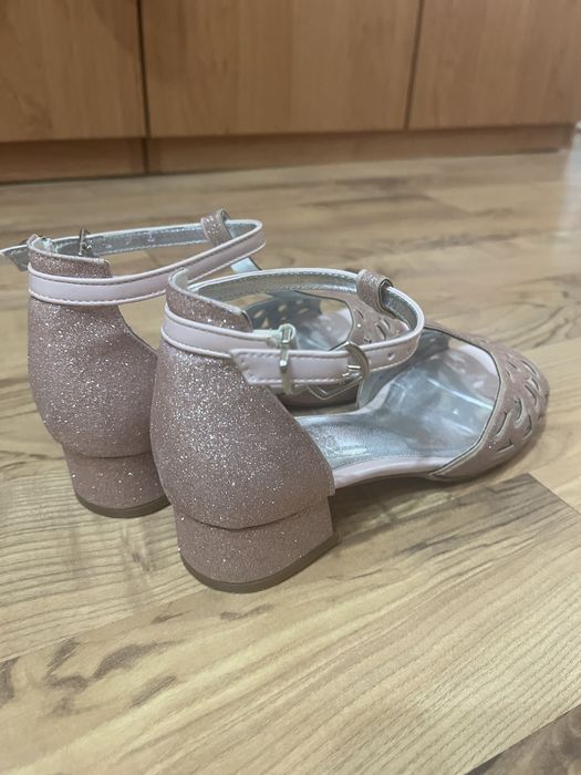 Елегантни обувки с токче