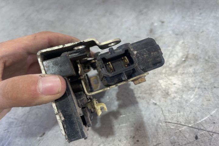 Broasca usa fata stanga 8200290961 Dacia Logan prima generatie