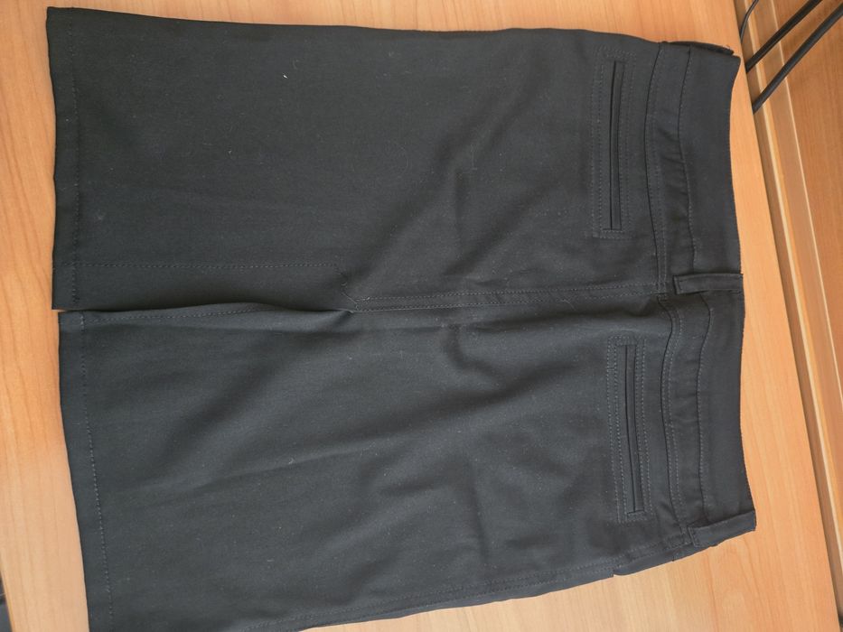 Черна пола подходяща коляното, размер 34