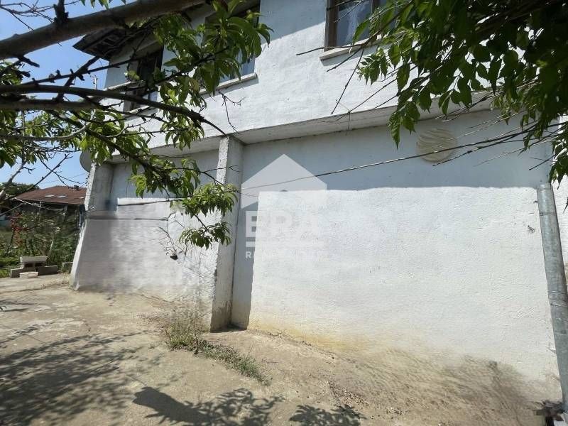 Ексклузивен първи етаж от двуетажна масивна къща за продажба, с двор,