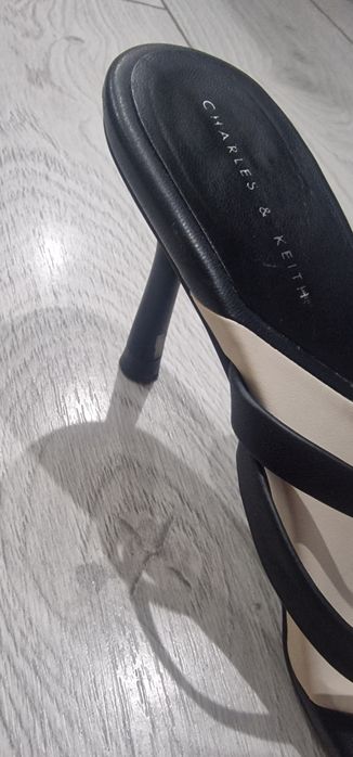 Босоножки 39 размера CHARLES & KEITH