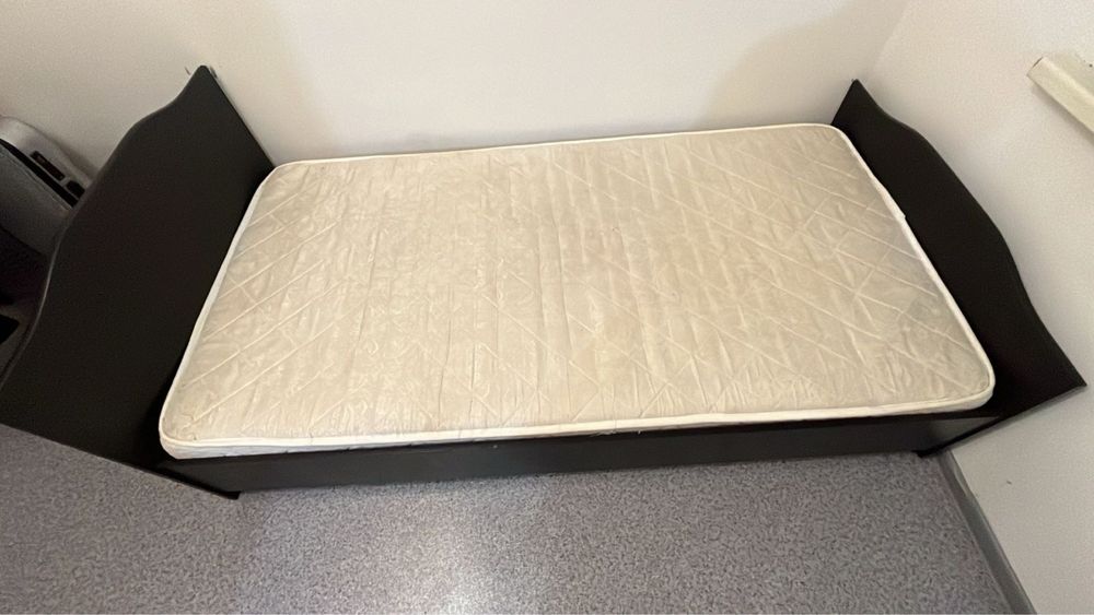 Продаю кровать с матрасом