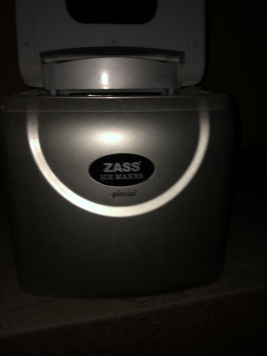 Vand doua masini de facut gheata una zass zim 01 si una profesionala H