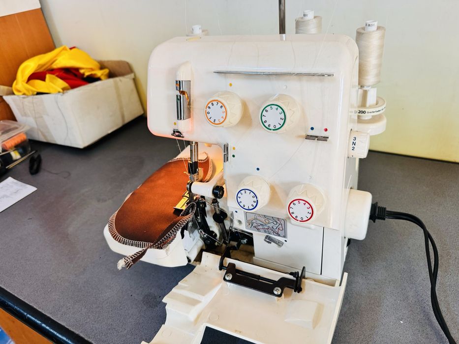 Masina de surfilat 4 fire Berninna Bernette 134 D cu piese metalice