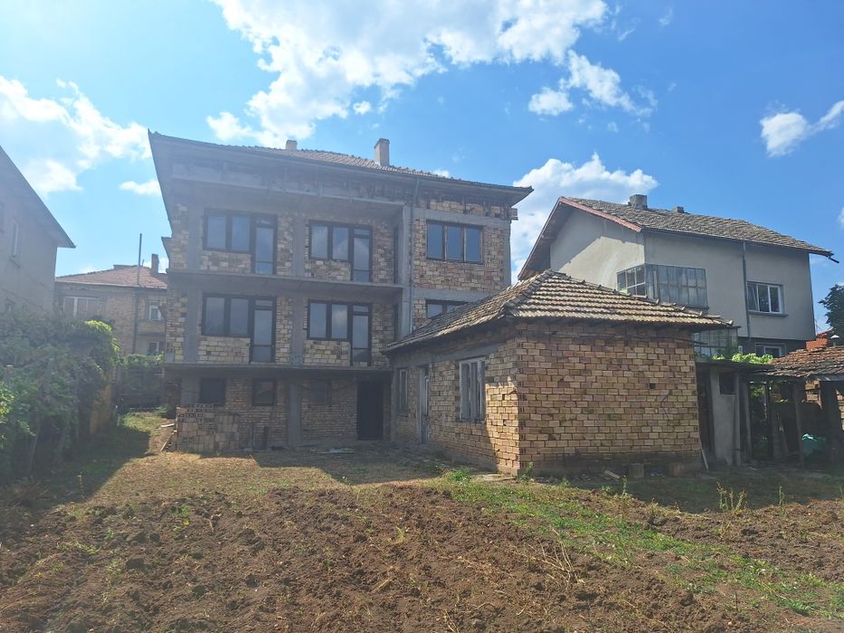 Продавам многофамилна къща в гр.Попово