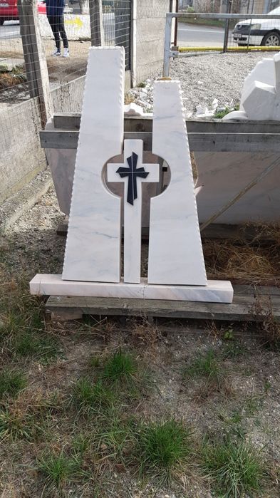Monumente funerare / cruci marmură / mozaic.