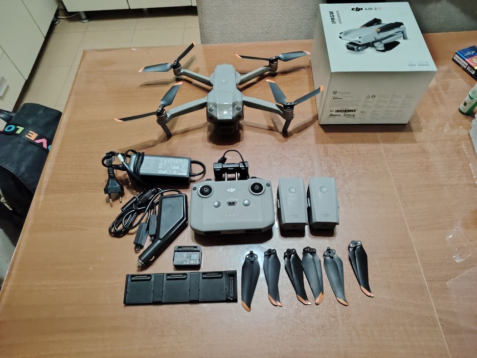 Dronă Air 2s. Cameră blocată sus jos. Zboară filmează