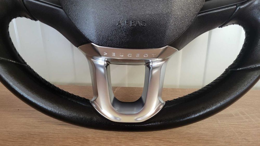 Продавам отличен кожен волан с аербег PEUGEOT 208 , 2008 2012 - 2019