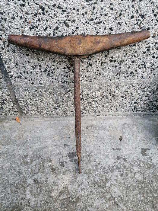 Продавам стара антикварна бургия с дървена дръжка и желязно рамо