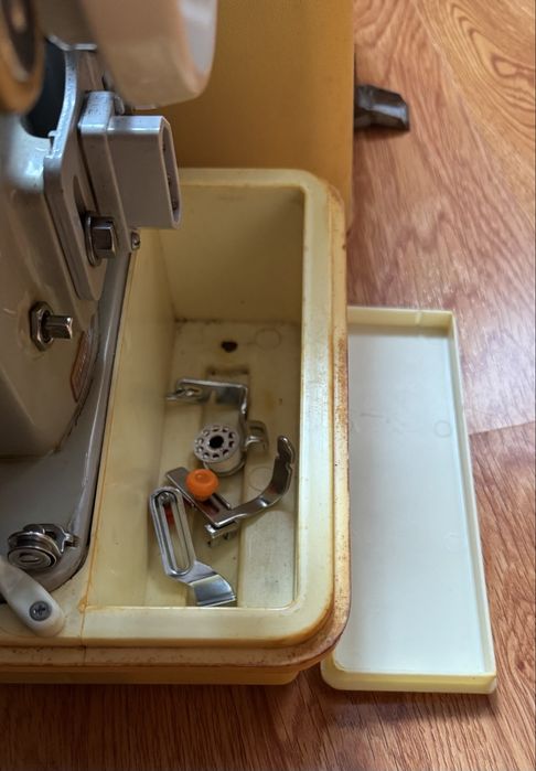 Mașină de cusut electrică vintage PMC (Cugir) - metalică, complet funcțională