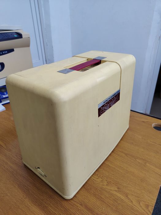 Mașină de cusut Riccar Free Arm anii 70-80