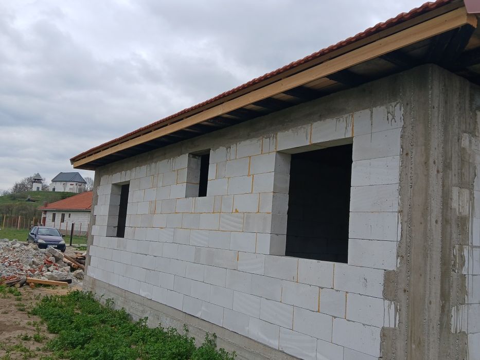 Casa la rosu  100mp!