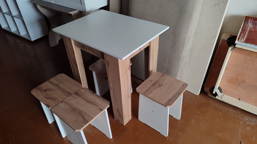 Продам стол и 4 табуретки набор