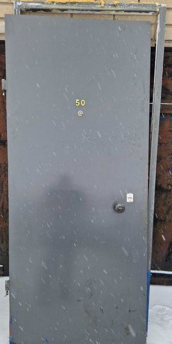 Продам железную дверь
