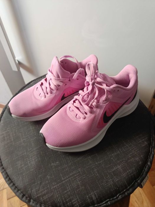 Маратонки NIKE розови