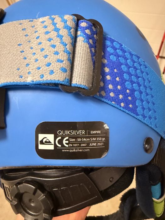 Ски каска Quiksilver със ски очила Uvex.