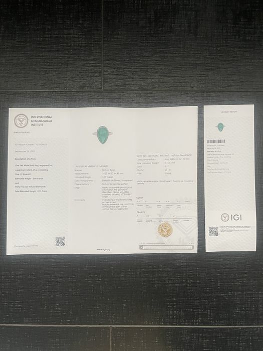 Дамски пръстен бяло злато, изумруд и диаманти.