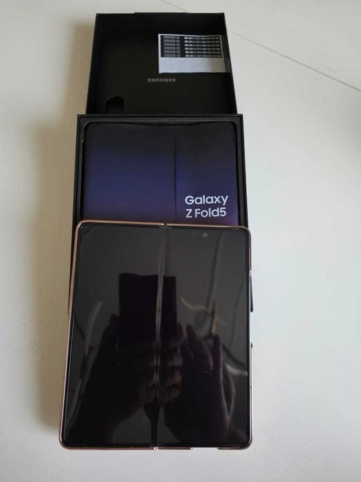 Samsung Galaxy Z Fold 5 со смарт часами
