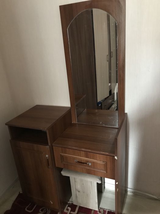 тумбочка с зеркалом