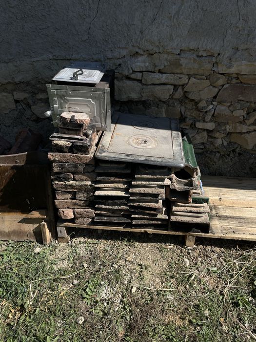 Doua sobe de teracota cu plita
