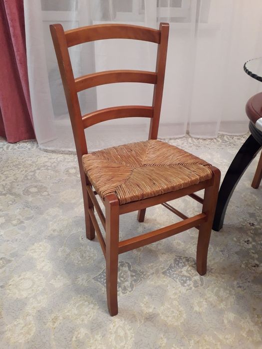 Стол орындықтарымен сатылады