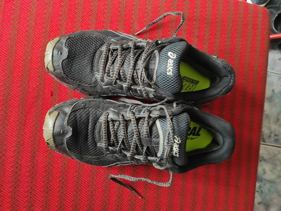 Adidași foarte rezistenți, practici, foarte ușori și comozi