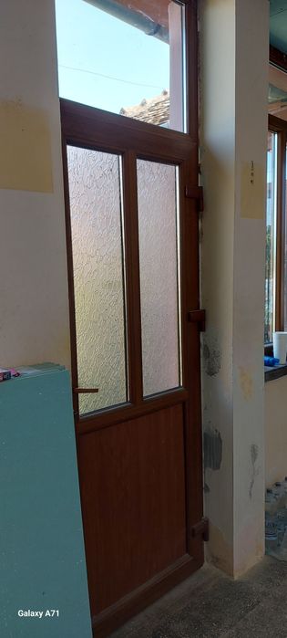 Vând ușă de termopan, culoare stejar auriu, cu următoarele dimensiuni: înălțime 277, lățime 90.
