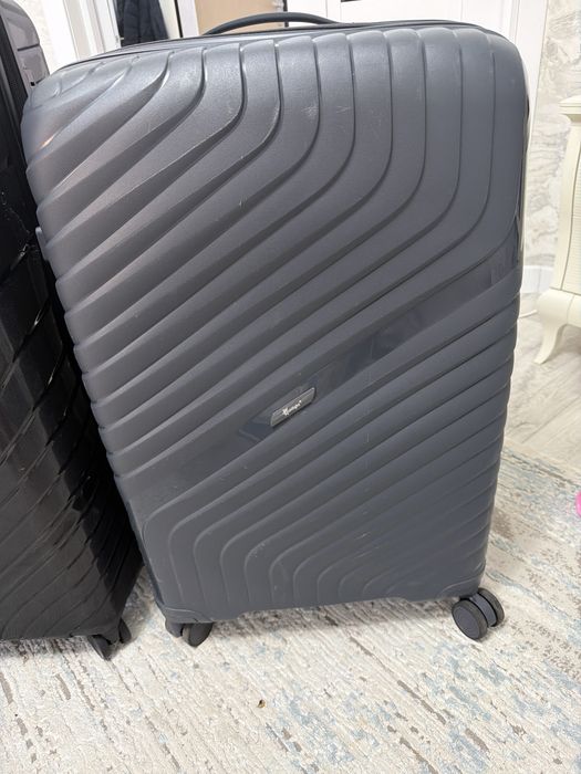 Продам чемоданы на колесиках