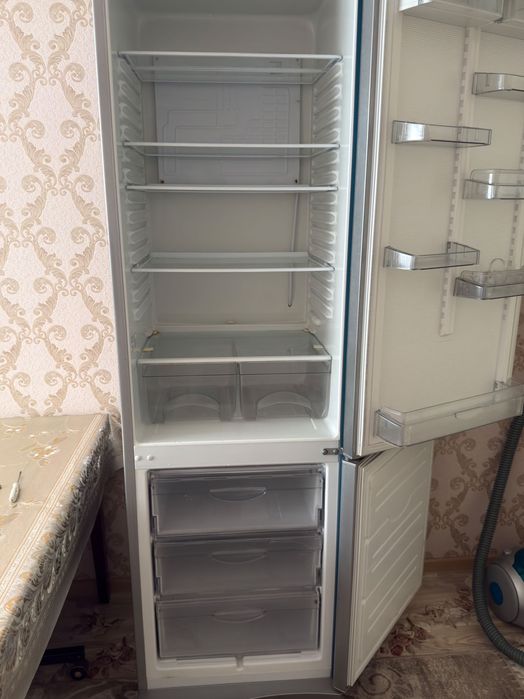 Продам двухкамерный холодильник