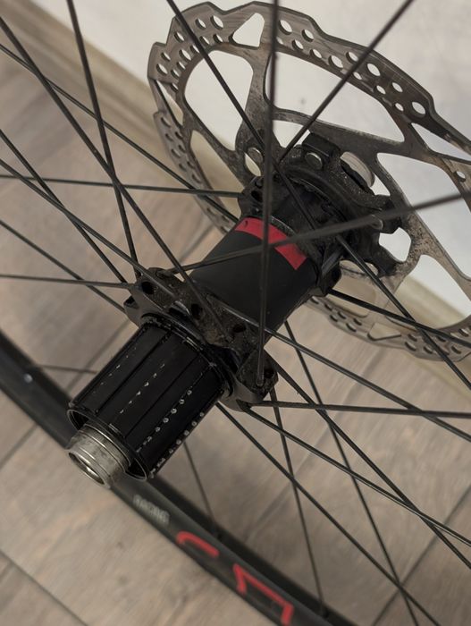 Set roți Fulcrum Racing  pentru șosea / gravel / endurance.

- prindere disc Center Lock
- thru axle
- freehub Shimano / SRAM HG
- profil aero