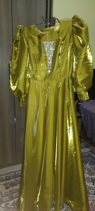 Chiroyli qolda tikilgan koylak