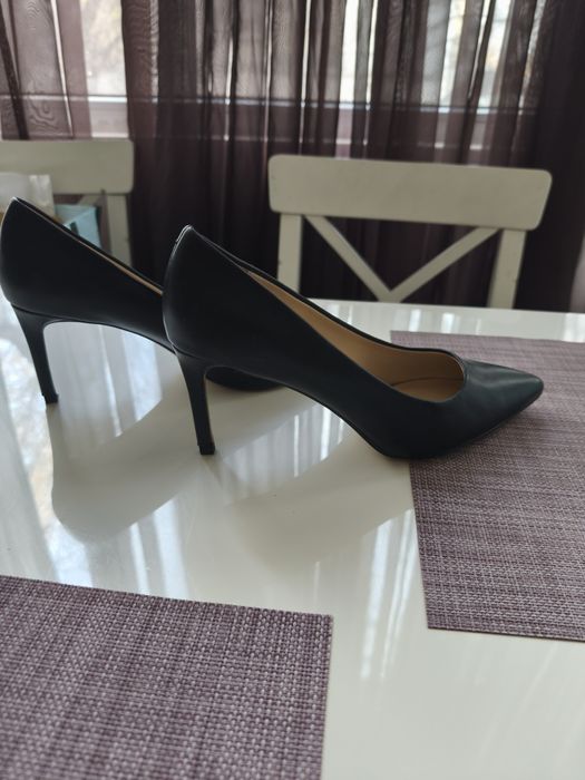 Елегантни обувки на ток